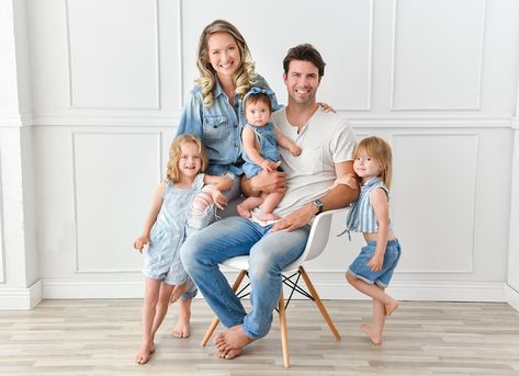 Family Photo With White Background, Studio Family Pictures Family Of 5, In Studio Family Portraits, Studio Pictures Family, Modern Studio Family Portraits, Family Portrait Indoor, Family Portrait Studio Ideas, White Studio Family Photos, Family Of 5 Studio Photoshoot