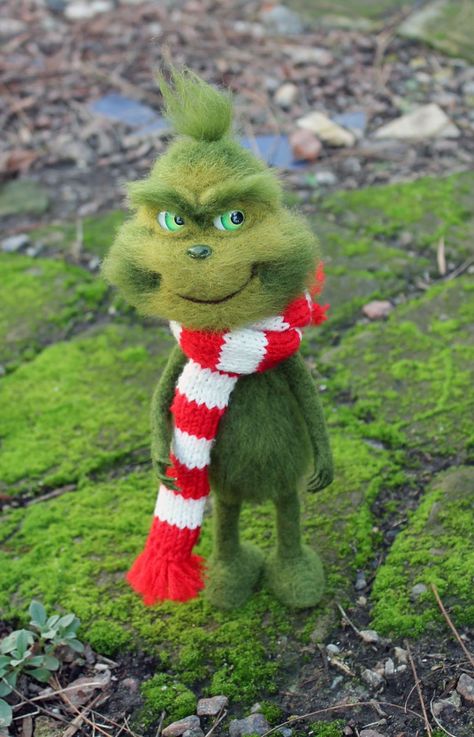 Grinch christmas, new year Needle Felting Diy, Needle Felted Christmas, Pottery Animals, Felt Crafts Diy, Needle Felting Projects, Cool Christmas Trees, Felt Christmas Ornaments, Needle Felt, Grinch Christmas