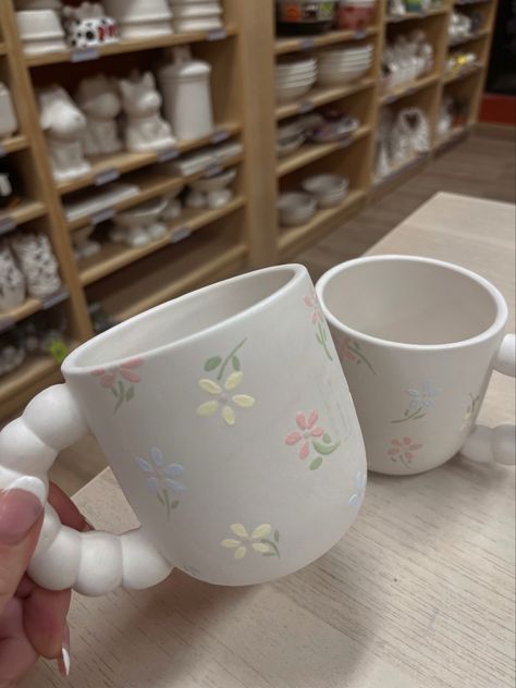 Pastel Ceramics Aesthetic, Easy Ceramic Mug Ideas, Simple Ceramic Mug Designs, Pastel Pottery Painting, Clay Cafe Painting Ideas Mugs, Dainty Pottery Painting, Cute Pottery Mug Ideas, Ceramic Pottery Art Ideas Easy, Mug Design Ideas Painted