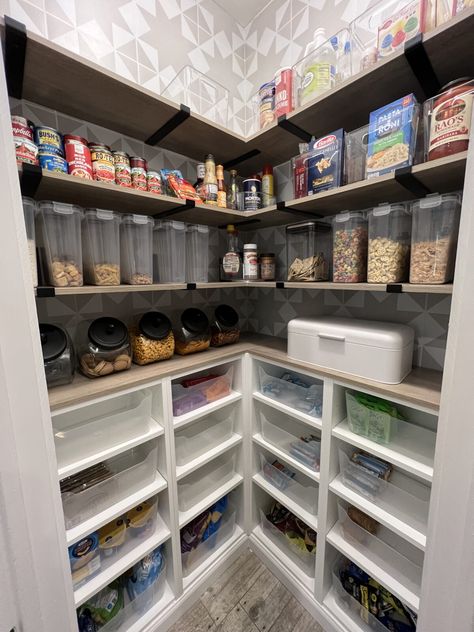 Ikea Corner Pantry, Corner Pantry Makeover Diy, U Shape Pantry, Corner Pantry Shelving Ideas, Diy Corner Pantry, Small Corner Pantry, Corner Pantry Organization, L Shaped Pantry, Corner Pantry Ideas