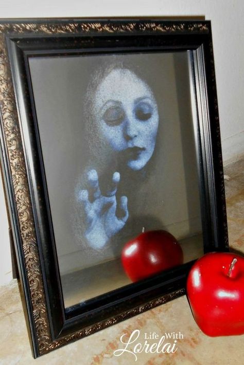 Give your Halloween decor a haunting update with this eerie craft idea. This Haunted Mirror is very easy to make and tons of fun to have around the house. Spook your friends and family. You can see the full post here. Diy Halloween Apothecary Jars, Haunted Mirror, Krylon Looking Glass, Scary Halloween Food, Looking Glass Spray Paint, Halloween Mirror, Spiegel Diy, Halloween Pumpkin Diy, Neighborhood Party