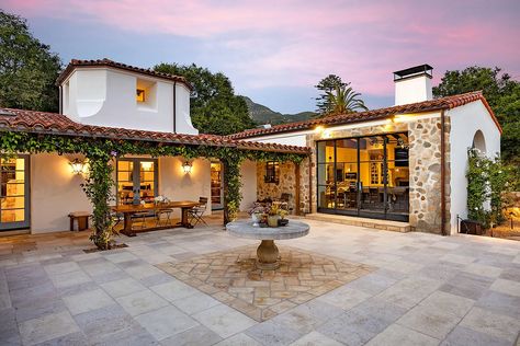 Spanish Style Ranch Homes, Spanish Ranch Style Homes, Santa Barbara Style Homes, Earth Sheltered Homes, Hacienda Homes, Luxury Houses Mansions, Villa Style, Dream Life House, Adobe House