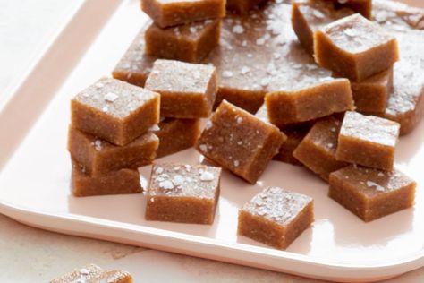 A whole-food treat that tastes as good as the real deal. Coconut Dessert, Vegan Caramel, Vegan Candies, Brownie Desserts, Date Recipes, Oreo Dessert, Sugar Cubes, Caramel Recipes, Vegan Sweets