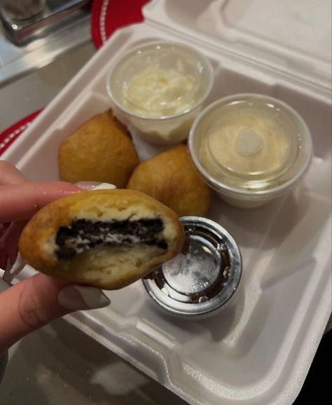 Amusement Park Food, How To Make Deep Fried Oreos, Air Fried Oreos With Pancake Batter, Fried Oreos Aesthetic, Deep Fried Oreos Without Pancake Batter, Deep Fried Oreos, Fried Oreos, Carnival Food, Sleepover Food