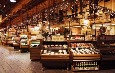 Wegmans provides a strong esthetic experience in comparison to other common grocery stores like Walmart and Aldis. The brilliant lighting and wooden aesthetic throughout the entirety of store gives it a higher sense of class. Deli Design, Grocery Market, Grocery Store Design, Supermarket Design, Free Groceries, Farm Food, Prepared Food, Organic Farm, Eat Well