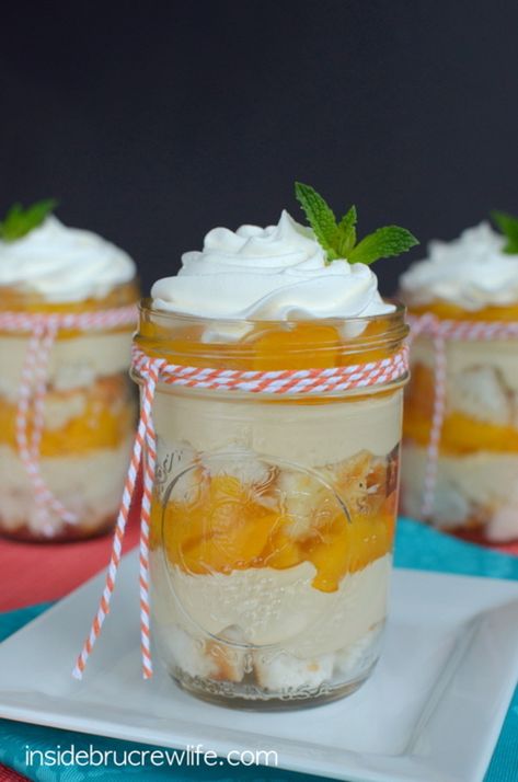 Peach Pie Cheesecake Parfaits Peach pie filling layered with a no bake cheesecake and cake for a fun jar treat. #MyRecipeMagic #dessert Springtime Recipes, Mason Jar Desserts, Cheesecake Parfaits, Peach Pie Filling, Cheesecake In A Jar, Pie Cheesecake, Baked Peach, Parfait Recipes, Dessert In A Jar