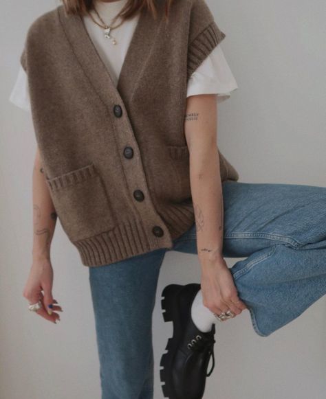 Vest Women Outfit, Knitted Vest Outfit, Chloe Hayward, Sweater Vest Outfit, Outfit Retro, Vest Outfit, Business Casual Outfits For Work, Neue Outfits, Trendy Fashion Tops