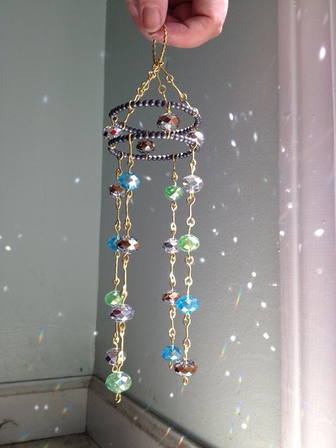 Beaded Crystal Suncatcher Diy, Wind Chimes Homemade, Suncatcher Diy, Diy Suncatchers, Vintage Jewelry Ideas, Dream Catcher Craft, Diy Wind Chimes, Homemade Diy, Beaded Crafts