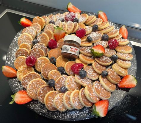 Baby Pancakes Recipe, Pancakes Chocolate, Food Strawberry, Food Set Up, Baby Pancakes, Strawberry Pancakes, Catering Ideas Food, Easy Food Art, Food Displays