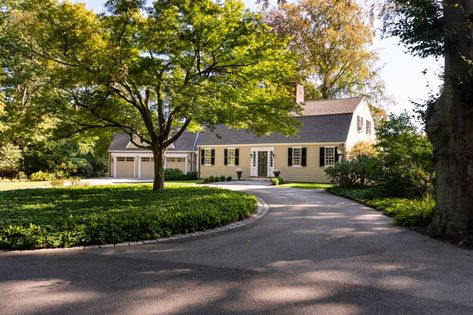 Circle Driveway Landscaping, Entrance Landscaping, Circle Driveway, Driveway Entrance Landscaping, Brick Driveway, Modern Fountain, Georgian Mansion, Paver Designs, Pathway Landscaping