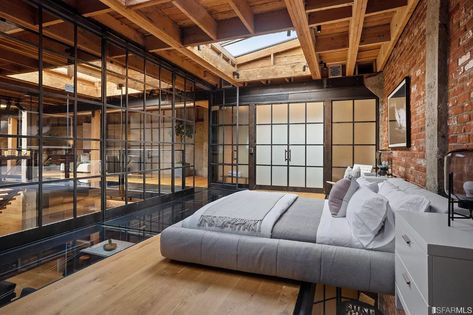 421 Tehama St, San Francisco, CA 94103 | MLS #421579376 | Zillow Popular Bedroom Ideas, Industrial Warehouse Home, Warehouse Bedroom, Loft Airbnb, Urban Farmhouse Style, Modern Industrial Loft, Loft Apartment Decorating, Exposed Ceiling, Open Kitchen Layouts