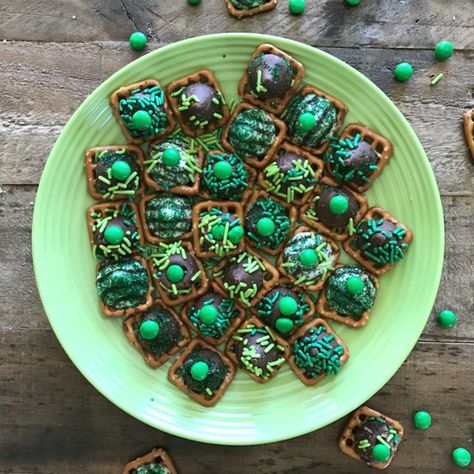 Pretzel Snaps, St Patrick Day Snacks, St Patrick Day Treats, St Patricks Day Food, Recipe Sweet, Green Candy, Chocolate Pretzels, Saint Patties, Easy Treats