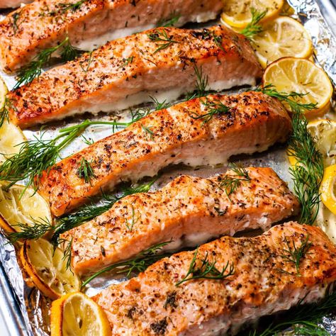 Fresh Salmon Recipes, Simple Baked Salmon, Lemon Dill Salmon, Baked Salmon Lemon, Salmon Recipes Baked Healthy, Dill Recipes, Dill Salmon, Candy Food, Lemon Dill