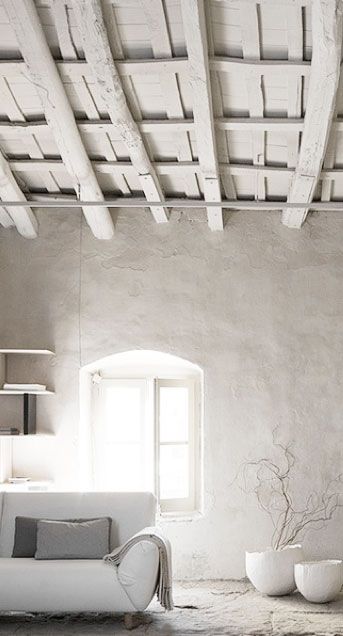 Poutres blanchies à la chaux, plâtre rustique et éléments contemporains / whitewashed beams, rustic plaster and contemporary elements White Rooms, The Ceiling, White Furniture, A Living Room, Contemporary Living Room, White Decor, White Houses, Contemporary Living, White Interior