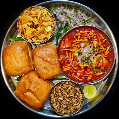 Misal pav is a popular dish from Maharashtra, India. It consists of misal (a spicy curry usually made from moth beans) and pav (a type of Indian bread roll). The final dish is topped with farsan or sev, chopped onion, lemon and coriander. It is usually served with buttermilk or curd and papad. Maharashtrian Food, Misal Pav, Kitchen Indian, Spicy Curry, Indian Bread, Bread Roll, Indian Snacks, Chopped Onions, Indian Food