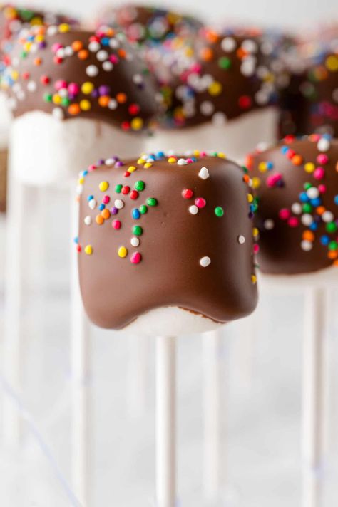 Looking for a super easy, last minute treat for birthdays or holidays? Chocolate covered marshmallows to the rescue! Kids (and grownups) love them and they're a cinch to put together. Fun Bake Sale Ideas, Holiday Desserts To Sell, Easy Treats To Make And Sell, Quick And Easy Crafts To Sell, Marshmallow Birthday Party Ideas, Kids Bake Sale Ideas, Christmas Bake Sale Treats, Bake Sale Ideas Easy, Christmas Bake Sale Ideas