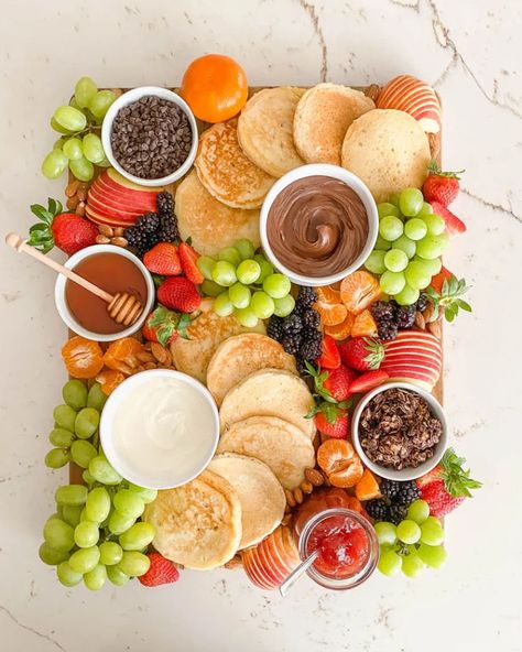 This Pancake Charcuterie board is a fun way to present breakfast for a crowd during a weekend morning. It doesn't only look beautiful and creative, but it's a crowd pleaser and for the whole family, with so many options to chose from #breakfastcharcuterie #breakfastcharcuterieboard #pancakeboard Pancake Charcuterie Board, Breakfast Brunch Party, Breakfast Charcuterie, Harry Potter Parties Food, Breakfast For A Crowd, Breakfast Party, Lamb Shanks, Tasty Pancakes, Birthday Brunch