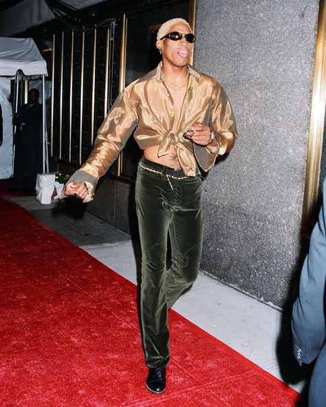 Milk 🍦 on Instagram: “Some of Denis Rodman’s interesting style moments.” Dennis Rodman Outfit, Denis Rodman, Look Grunge, Converse Outfits, Disco Glam, Dennis Rodman, Mtv Videos, Studio 54, Estilo Hip Hop