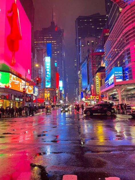 New york rainy at night middle of street New York Streets At Night, Nyc Rain Aesthetic, Neon Street, New York Rain, New York Drawing, Happy Birthday Steve, Rainy Day Photos, Nyc At Night, Hollywood Night