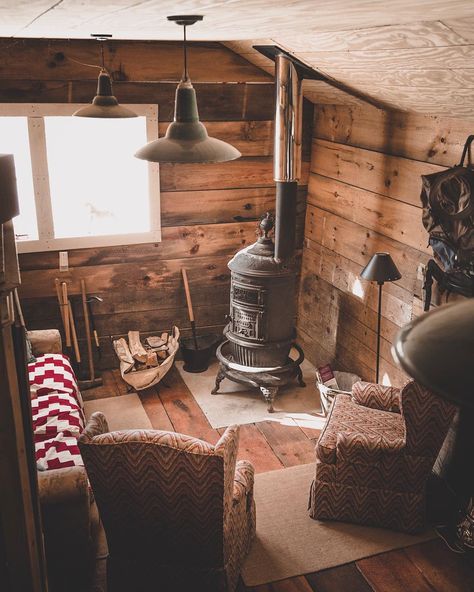 These tiny cabins on Instagram are micro homes with rustic touches that each have a cozy design for the winter season. Tiny Cabins Interiors, Woodworking Clamps, Tiny Cabins, Cabin Interiors, Cabin Living, Little Cabin, Tiny Cabin, Tiny House Cabin, Small Cabin