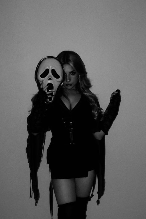 Ghostface Picture Ideas, Ghostface Photoshoot Female, Scream Mask Photoshoot, Ghost Face Costume Women, Ghostface Photoshoot, Female Ghostface, Scream Photoshoot, Ghost Face Costume, Scream Halloween Costume