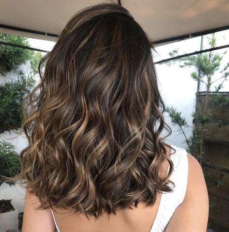 Mocha Brown Hair, Short Hair Highlights, Golden Highlights, Brown Hair Looks, Brown Hair Inspo, Brunette Hair With Highlights, Light Hair Color, Short Hair Balayage, Long Hair With Bangs