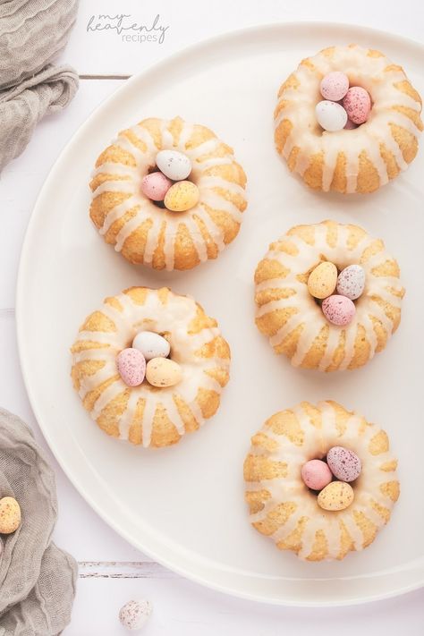 Mini Easter Bundt Cakes Bird Nest Treats, Easter Treat Ideas, Mini Bunt Cake, Easter Bundt Cake, Easter Pastries, Easter Dinner Party, Fun Easter Treats, Easter Dishes, Mini Bundt