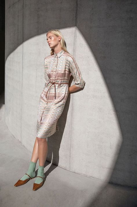 It Girl Nye Outfit, Campaign Shoot Fashion, Light And Shadow Portrait, Fashion Campaign Ideas, Spring Fashion Photoshoot, Fashion Campaign Editorial, Green Harissa, Editorial Architecture, Shadow Portrait