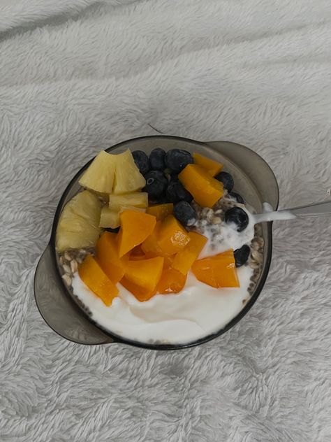 #oatmeal #food #healthyfood #pic #fruit #pineapple #blueberries #peaches #yogurt #chiaseedpudding Yogurt Smoothie Bowl, Oatmeal Yogurt, Fruit Pineapple, Yogurt Bowl, Chia Seed Pudding, Smoothie Bowls, Smoothie Bowl, Meal Ideas, Blueberries