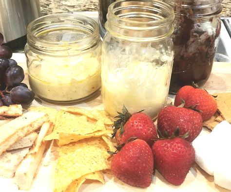 Crock-Pot Fondue: This is a super simple fondue recipe that's as easy as "set-it-and-forget-it". It's as simple as throwing your favorite fondue ingredients in a mason jar and placing them in the crock pot in a water bath; a process comparable to a makeshift sous-v... Crockpot Fondue, Easy Fondue Recipes, Fondue Dippers, Easy Fondue, Mason Jar Party, Fondue Recipe, Crockpot Appetizers, Low Calorie High Protein, Fondue Party