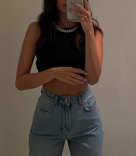 cd0dce8fca267bf1fb86cf43e18d5598 Black Crop Tank Top Outfit, Crop Tank Top Outfit, Tank Top Outfit, Look Grunge, Top Outfit, Crop Tank Top, Mode Inspo, Fashion Fits, Outfit Goals