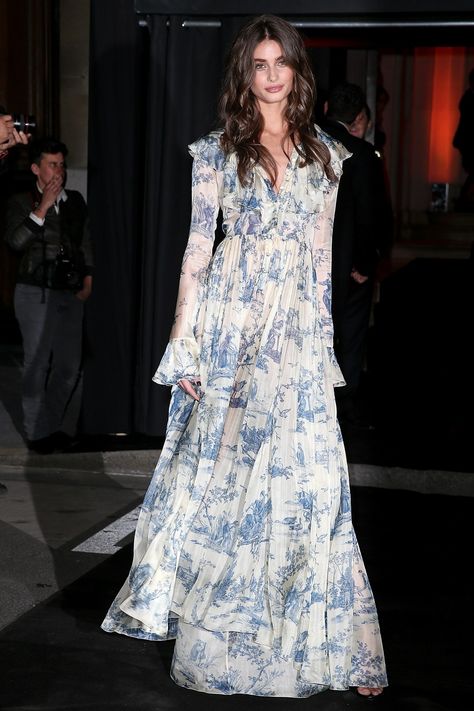 PARIS FRANCE OCTOBER 03 Taylor Hill arrives at Vogue 95th Anniversary Party as part of the Paris Fashion Week... Taylor Hill Style, Look Adidas, Estilo Indie, Skandinavian Fashion, London Outfit, Taylor Hill, Mode Vintage, Modest Fashion, Classy Outfits