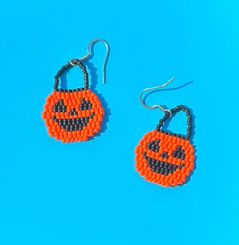 Handbeaded  pumpkin basket earrings! Made with glass Miyuki beads and stainless steel hardware. made slowly in Seattle. Handle with love and care! Halloween Beadwork, Halloween Beaded Earrings, Basket Earrings, Beaded Halloween, Pumpkin Basket, Hand Beaded Earrings, Hello Kitty Earrings, Halloween Basket, Halloween Crafting