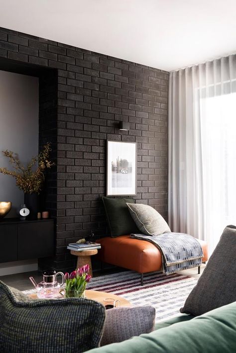 Bricks in moodier shades are being used to create drama and texture in modern homes. In living rooms, grey brick has increased in popularity throughout 2018 | Photo: Dion Robeson Grey Brick Wall, Brick Wall Living Room, Brick Living Room, Tv Fal, Black Brick Wall, Brick Interior Wall, Brick Interior, Trendy Living Rooms, Minimalist Room