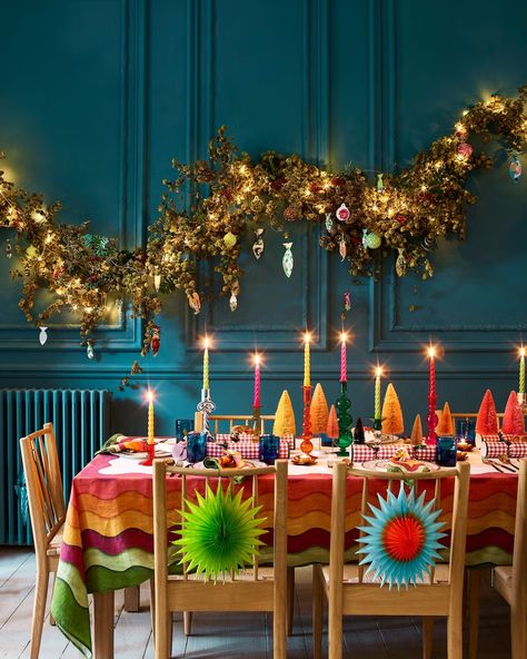 Christmas room decor, colourful dining area Colourful Christmas Table, Table Setting For Christmas, Christmas Tables, Chic Christmas Decor, Colourful Christmas, Christmas Table Setting, Festive Table Setting, Paper Christmas Decorations, Christmas Dining Room