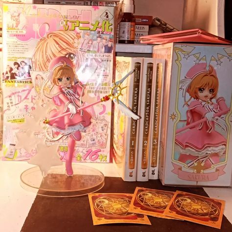 Sakura 🌸 . . . . . . . . . . . . . #cardcaptorsakura #sakurakinomoto #actionfigures #manga #cardcaptorsakuramanga #cardcaptorsakuracollection Card Captor Sakura Figurines, Card Captor Sakura Pfp, Cardcaptor Sakura Aesthetic, Sakura Room, Cardcaptor Sakura Manga, Manga Box Sets, Clow Cards, Sakura Card Captor, Magic Girl