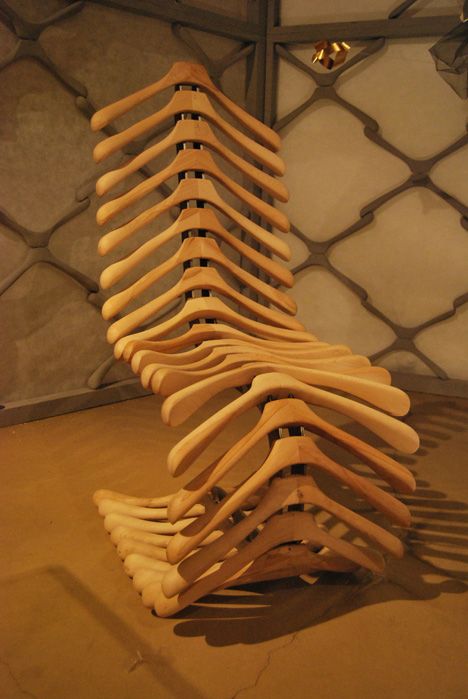 Wooden Coat Hangers, Chair Design Modern, Upcycled Furniture Diy, Unique Furniture Pieces, Wooden Rack, Design Fails, Wood Hangers, Cheap Furniture, Recycled Furniture