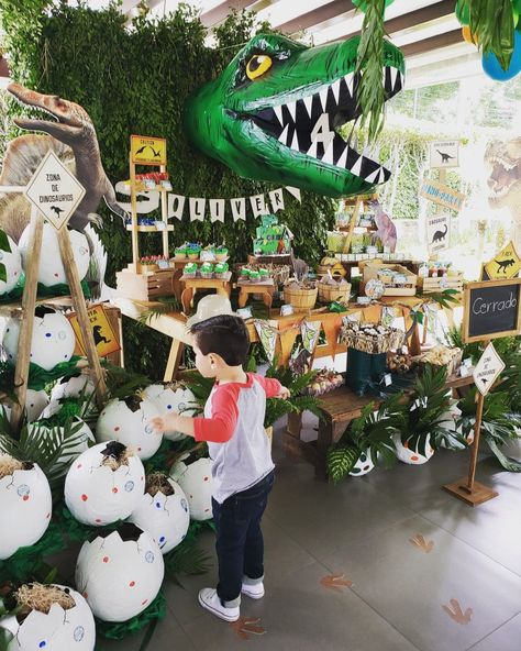 Fête Jurassic Park, Dinosaur Party Decor, Party Ideas Kids, Make Reading Fun, Jurassic Park Birthday Party, Dinosaur Birthday Theme, Jurassic Park Birthday, Dinosaur Party Decorations, Dinosaur Birthday Party Decorations