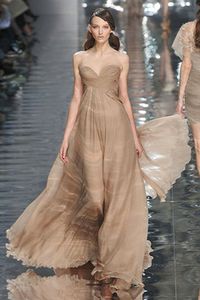 Beautiful dress by Elie Saab Ellie Saab, Elegante Y Chic, Elie Saab Spring, Formal Occasion Dress, 파티 드레스, Nude Dress, Haute Couture Dresses, Couture Runway, Chiffon Prom Dress