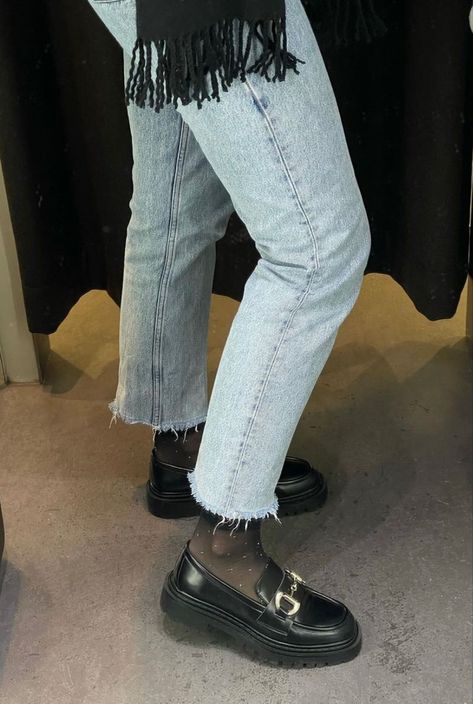 Loafers Concert Outfit, Tie Up Loafers Outfit, Leggings Loafers Outfit, Mokasinke Outfit, Womens Chunky Loafers Outfit, Loafer Flats Outfit, Oxford Loafers Outfit, Loafer And Jeans, Loafer With Socks Outfit