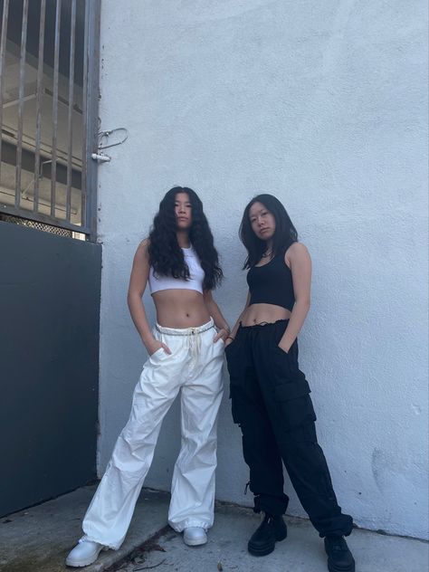 Street style duo outfit matching coordinating black and white Black And White Street Style, White Street Style, Duo Pose, Outfit Look, Pic Ideas, White Outfits, Street Style Outfit, Street Style, Fashion Outfits