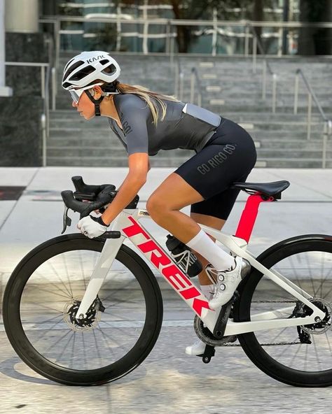 Female Cyclist Outfit, Cyclist Outfit, Cute Hiking Outfit, Women Bike, Women Cyclists, Female Cyclist, Girls On Bike, Biking Outfit, Cycling Touring