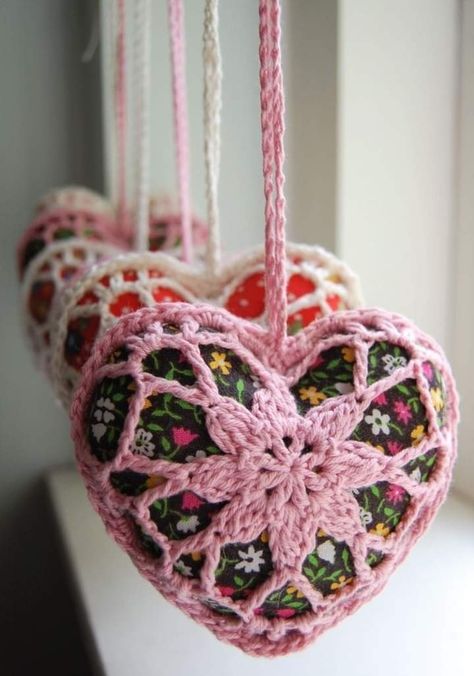 Crochet Valentines Day, Hearts For Valentines Day, Crochet Gift Ideas, Crochet Applique Patterns Free, Crochet Hearts, Valentines Inspiration, Crocheting Patterns, Crochet Heart Pattern, Mens Valentines Gifts