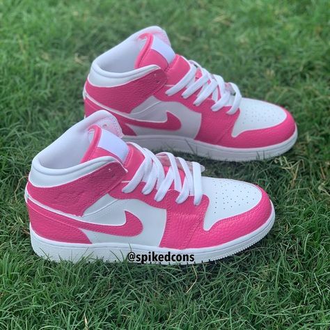 Jordan Rose, Nike Shoes Women Fashion, Pink Jordans, J 1, Trendy Shoes Sneakers, Nike Shoes Girls, Jordan Shoes Girls, Preppy Shoes, Jordan Shoes Retro