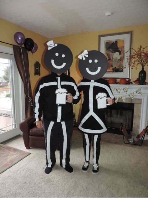 10 disfraces en pareja sencillos y originales para este Halloween 2021 Trendy Costumes, Stick Figure Costume, Couple Costume Ideas, Theme Carnaval, Diy Couples Costumes, Stick People, Couple Costume, Diy Halloween Costumes Easy, Halloween Images