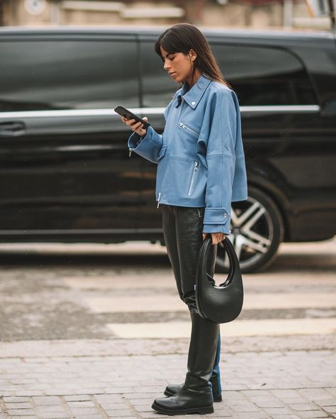 Nina Urgell Cloquell on Instagram: “Outside @coperni  By @lucafeller” Coperni Bag, Black Bag Outfit, Androgynous Outfits, Style Moodboard, Nyc Street Style, Cool Street Fashion, Modernism, Mode Inspiration, Fashion Colours