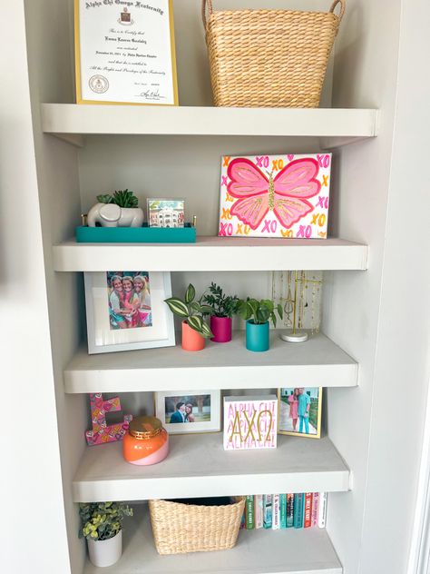 Preppy Mantle Decor, Shelf Decor Preppy, Preppy Bookshelf Decor, Cute Shelf Decor Ideas, Preppy Shelf Ideas, Dorm Shelf Decor, Preppy Shelves, Preppy Shelf Decor, Preppy Bookshelf