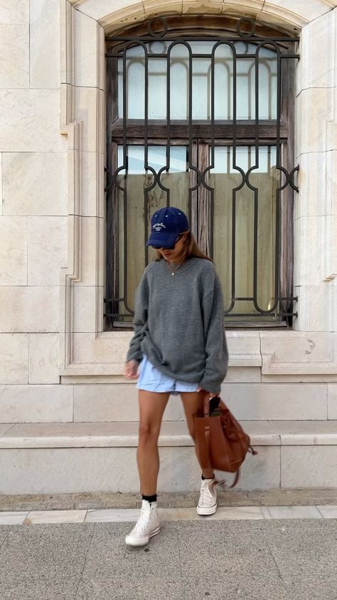 Instagram video by María Valdés • Sep 4, 2022 at 10:49 PM Shorts And Sweatshirt Outfit, Shirt Sweater Outfit, Shorts And Converse, Oversize Tshirt Outfits, Oversized White Shirt, Oversized Sweater Outfit, Jean Short Outfits, Plain Sweaters, Fall Transition Outfits