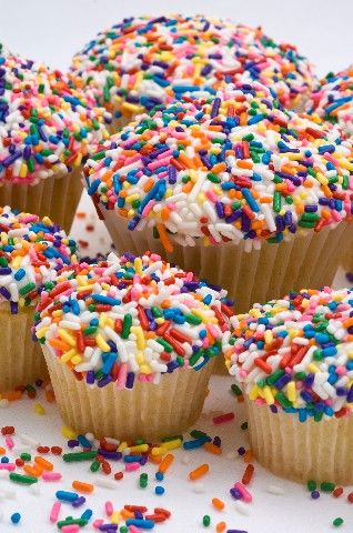 breakfast? Sprinkle Dip, Cupcakes Vanilla, Sprinkle Cupcakes, Creative Cupcakes, Sprinkle Cake, Cakes And Cupcakes, Love Cupcakes, Rainbow Sprinkles, Yummy Cupcakes