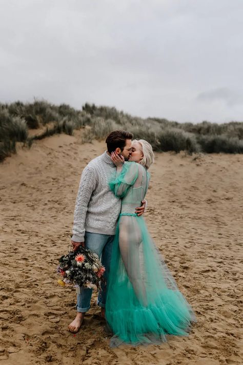 Romantic First Kiss, Wedding Dress For Beach, Pastel Wedding Dress, Photography On The Beach, Edgy Wedding Dress, Pastel Wedding Dresses, Rocker Wedding, Dress For Beach, Nontraditional Wedding Dress